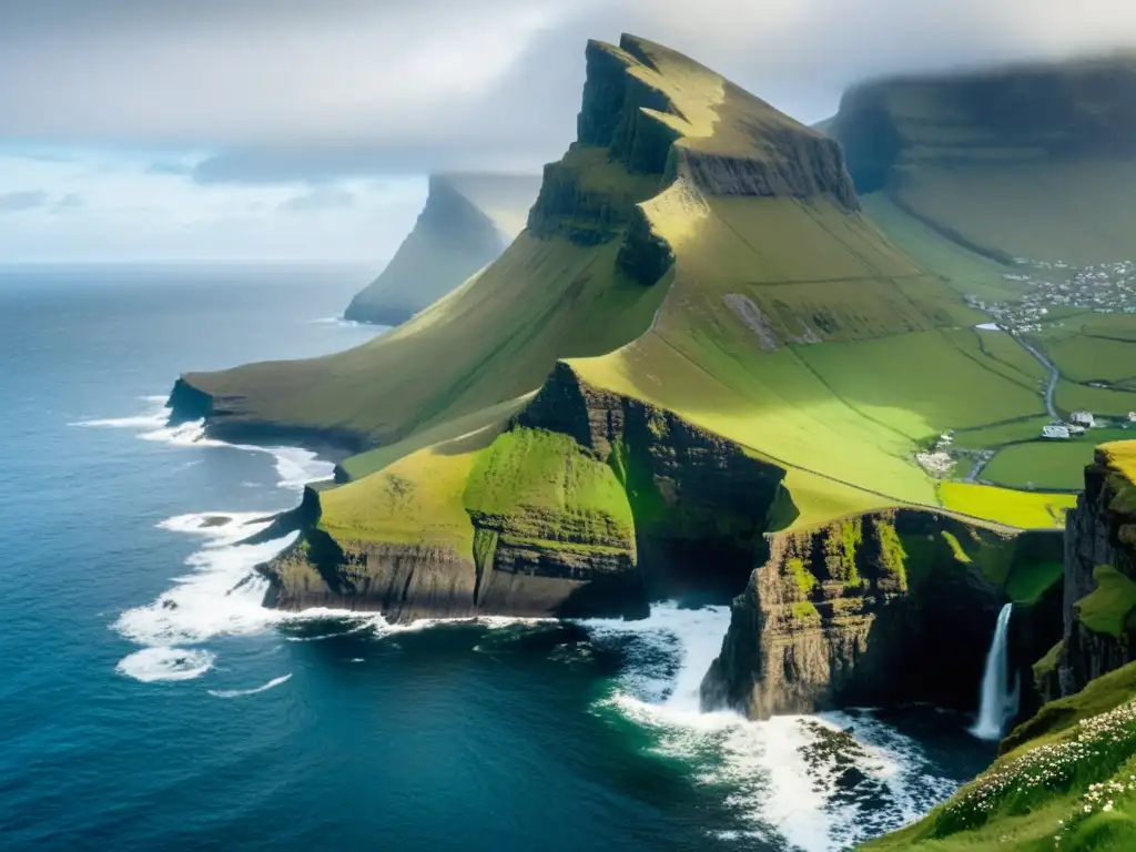 Espectacular paisaje costero con vida silvestre en Islas Feroe: acantilados, aves marinas, vegetación exuberante y montañas envueltas en niebla