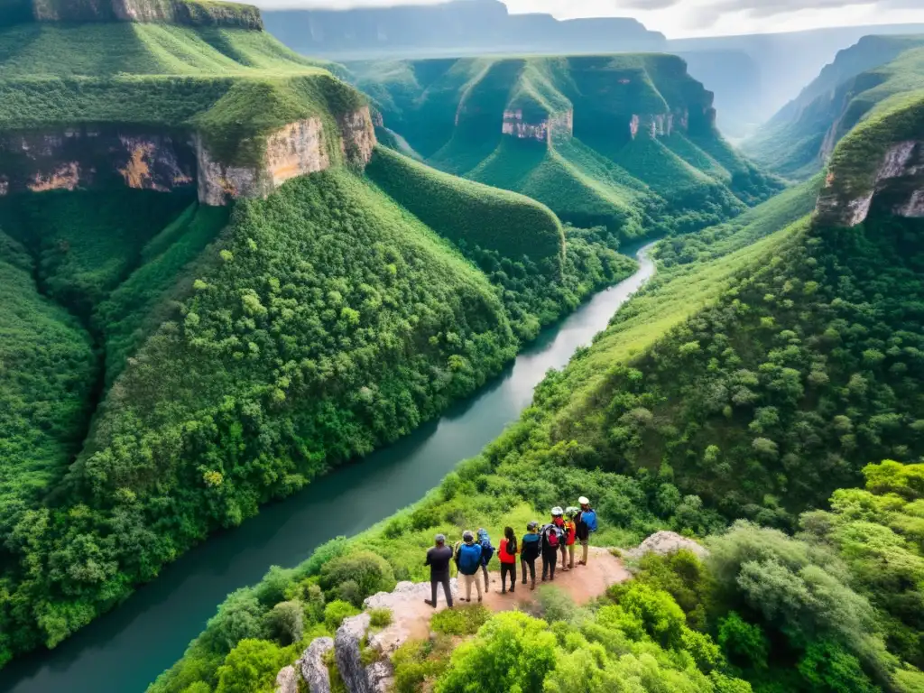 Grupo de ecoturistas admirando un dron capturando la belleza del cañón