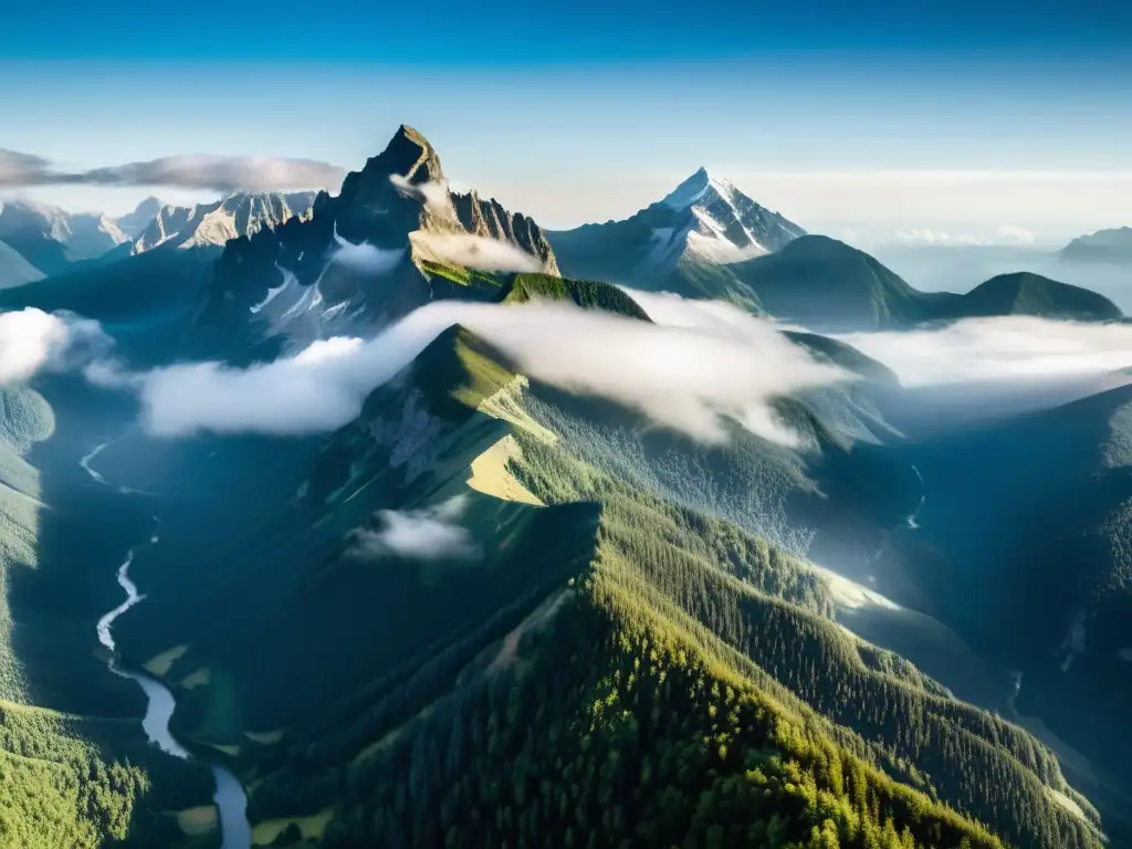 Imponente paisaje montañoso, con picos envueltos en niebla y valles cubiertos de bosques