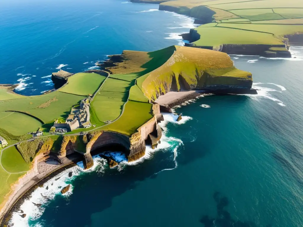 La majestuosa costa de las Islas Orcadas, Escocia, con acantilados verdes que se elevan sobre el mar azul y ruinas antiguas de Skara Brae