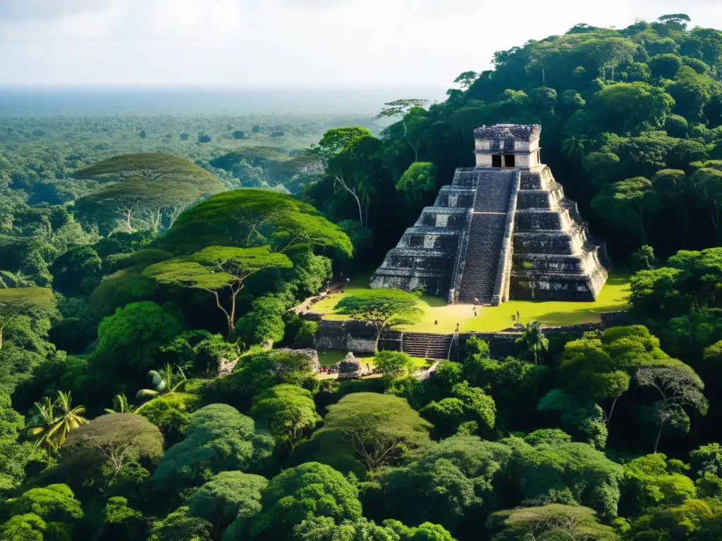 Tours culturales ecosistemas naturaleza historia: Grupo de turistas explora la selva, observa ruinas mayas con guía experto