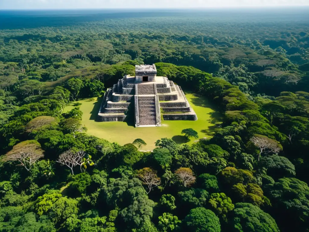 Vista aérea de las antiguas ruinas mayas en la Reserva de la Biosfera Maya, donde la luz y sombra revelan su misterioso encanto