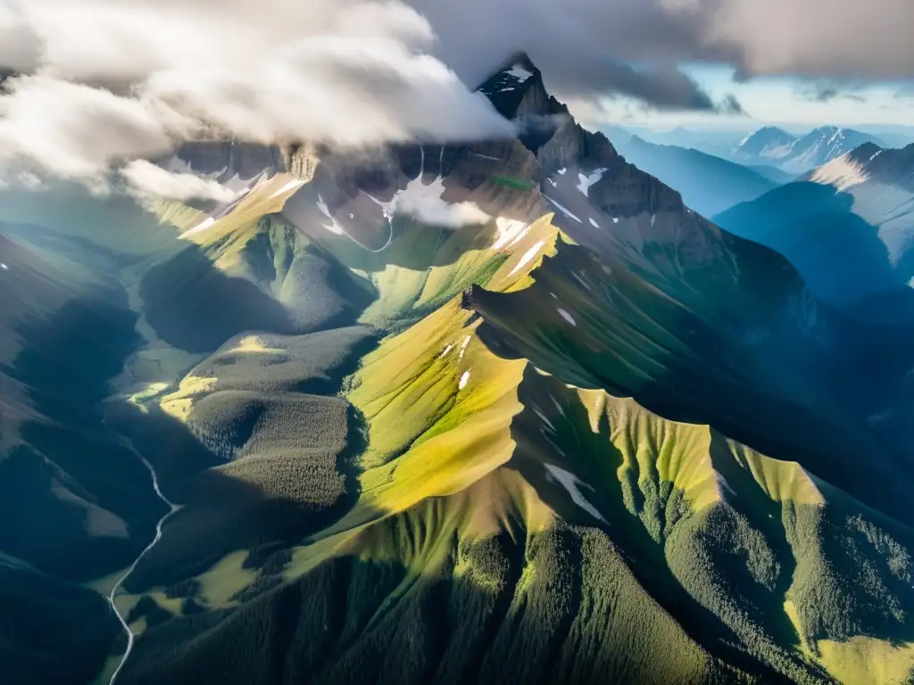 Vista aérea impresionante de una cordillera con nubes giratorias entre picos, mostrando los patrones climáticos en ecosistemas montañosos