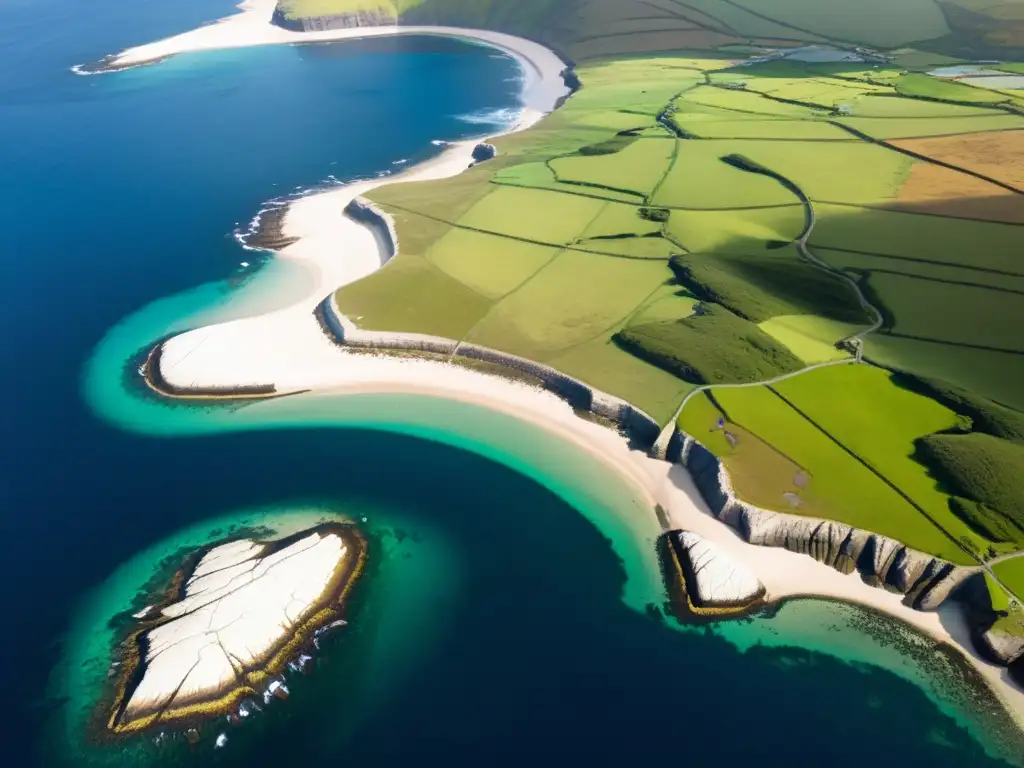 Vista aérea de las Islas Orcadas, Escocia, con su costa, colinas verdes y antiguas estructuras de piedra