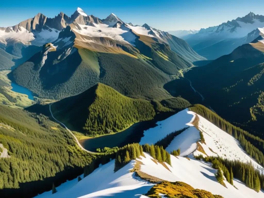 Vista panorámica impresionante de un rango montañoso con picos nevados, sendero y bosque